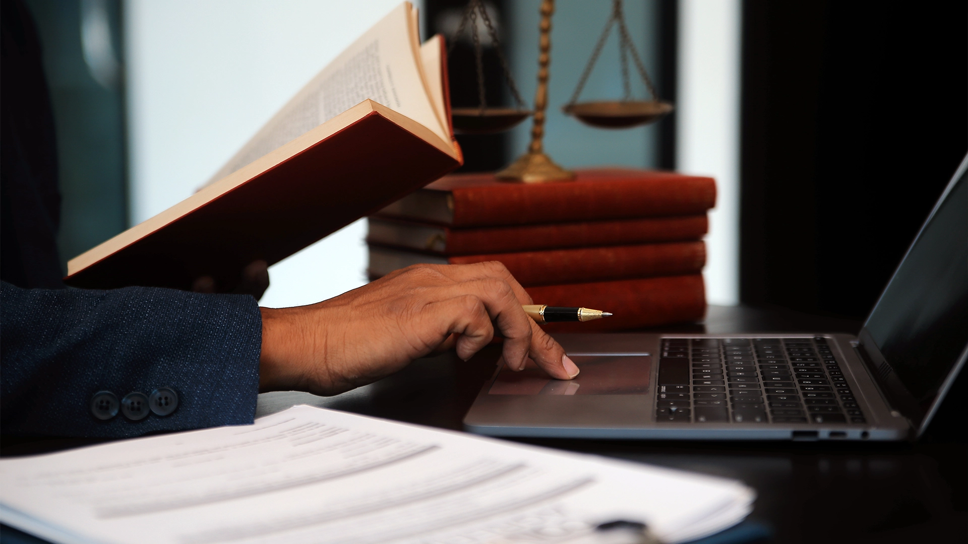 مترجم قانوني معتمد في دبي