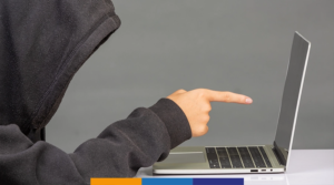 تعرف على كل ما يتعلق بجريمة السب والقذف الإلكتروني في الإمارات: العقوبات، الأدلة، كيفية تقديم البلاغ، ودور مكاتب المحاماة مثل iLaw وفق قانون 2025.